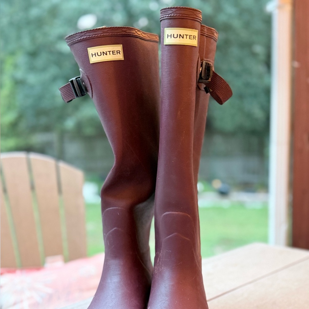 Hunter Adjustable Calf Strap  Waterproof Boots in Maroon Coloring